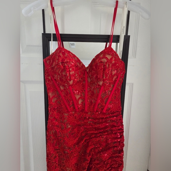 Elegant Red Lace Evening Gown - Picture 4 of 10